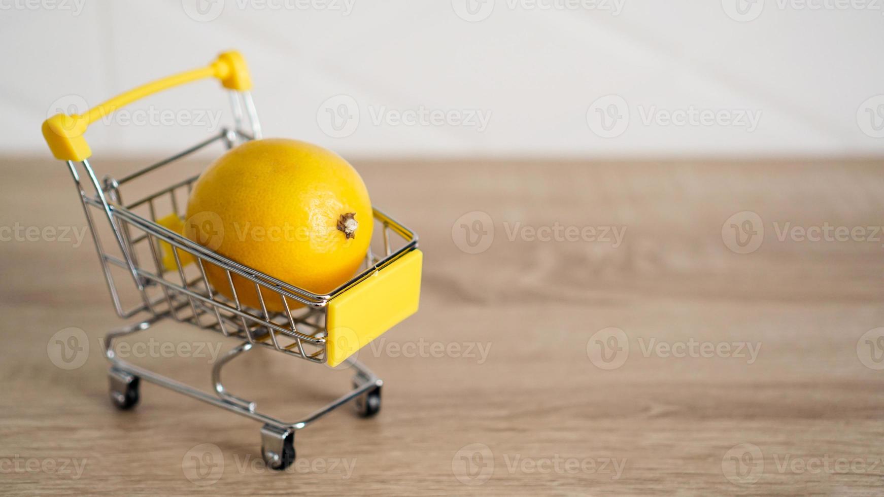 limão em um carrinho de supermercado na cozinha foto