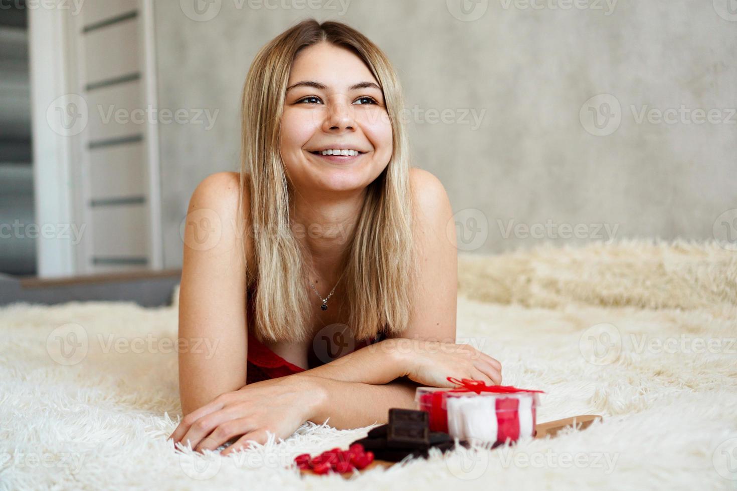 romance, conceito de presentes de dia dos namorados. linda mulher loira no sofá. foto