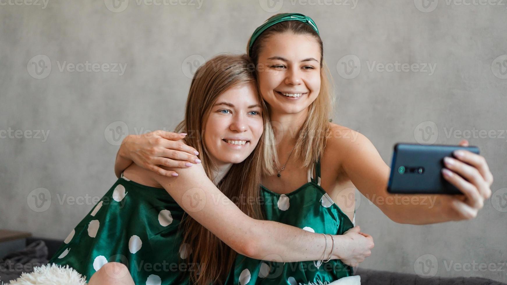 lindas amigas felizes tirando selfie com smartphone foto