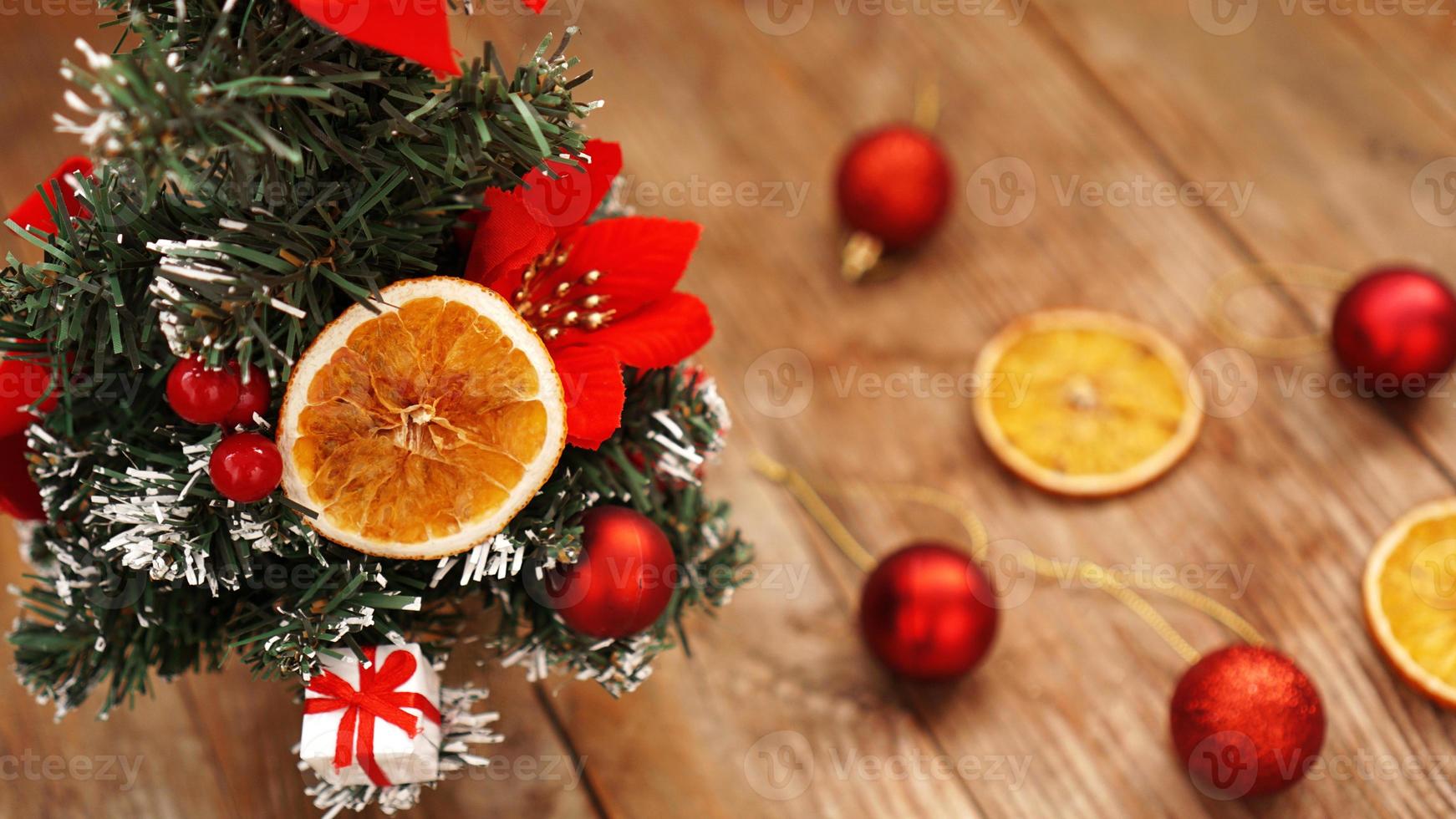 decoração de natal contra fundo desfocado de madeira foto