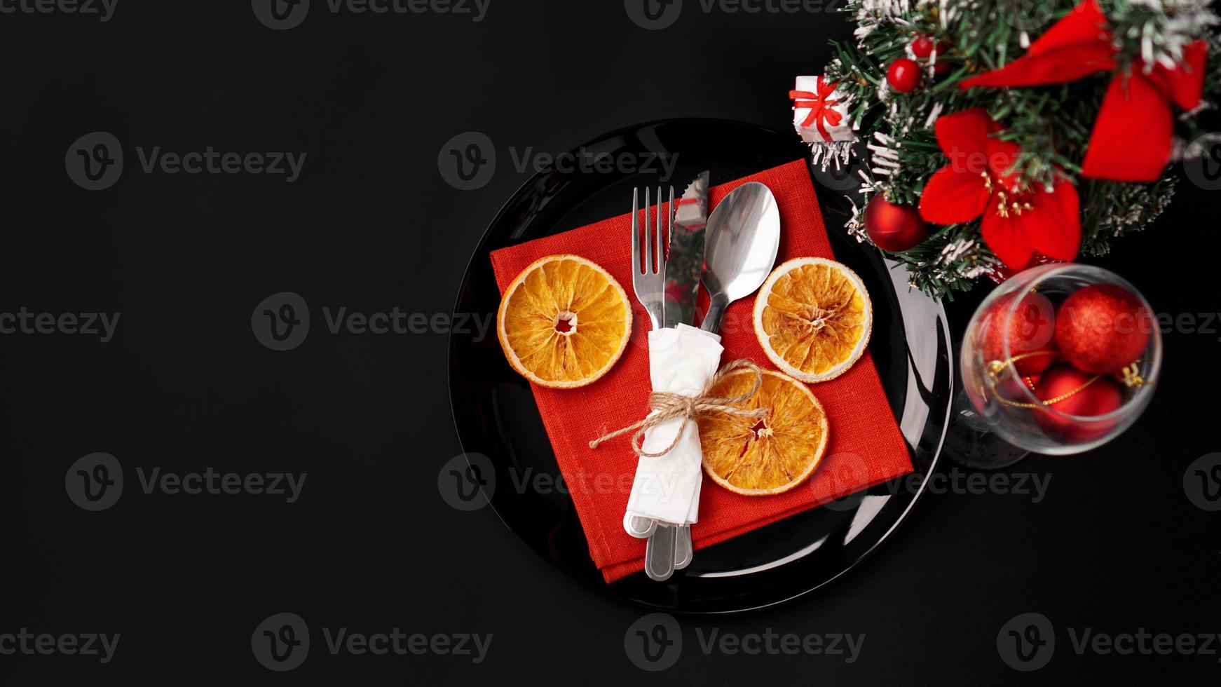 cenário para o jantar festivo de natal na mesa preta com decoração foto