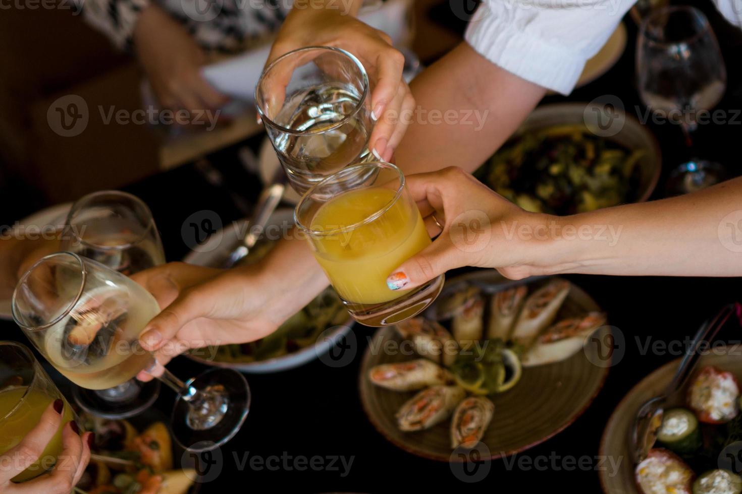 grupo de amigos degustando aperitivo no bar foto