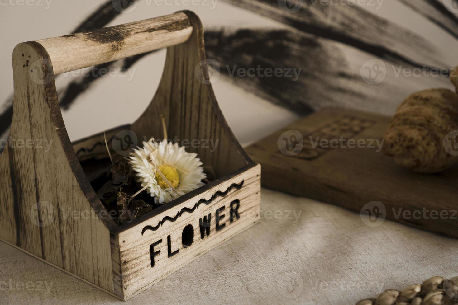 flor seca em uma caixa de madeira em cima da mesa. estilo escandinavo foto