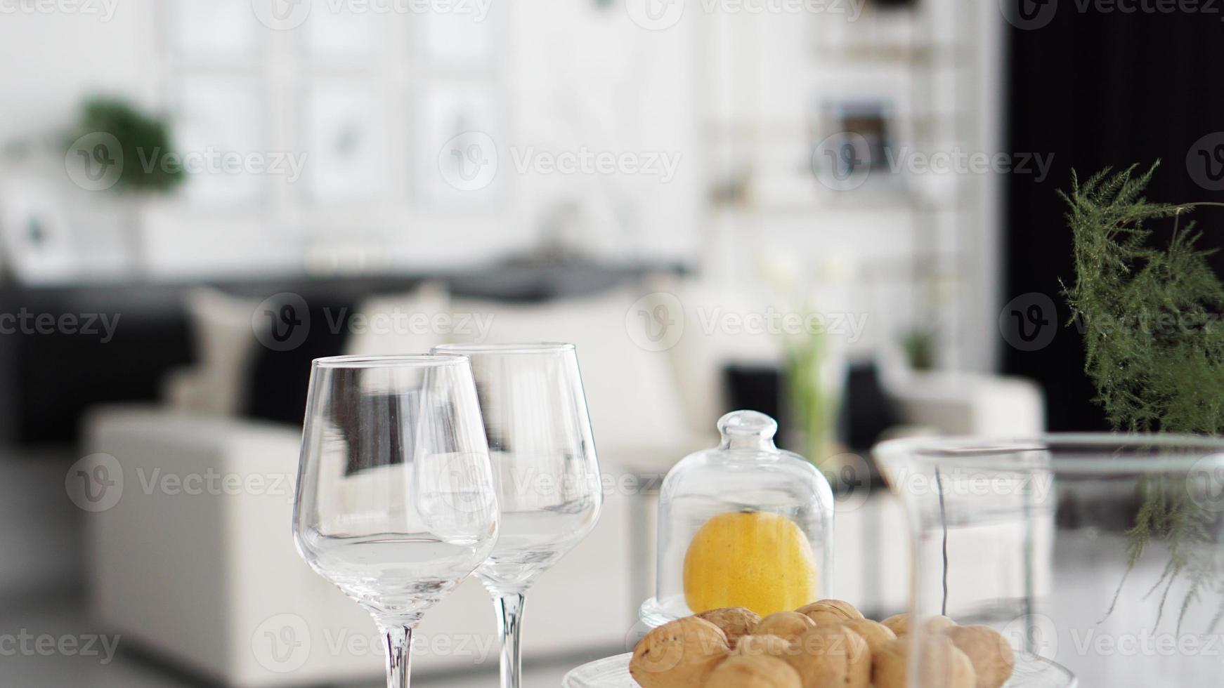 taças de vinho vazias no fundo desfocado do interior moderno foto