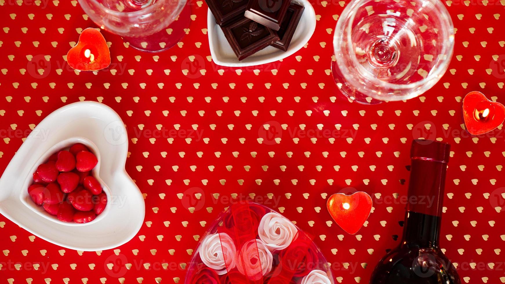 Dia dos Namorados. garrafa de videira, taças, rosas vermelhas foto