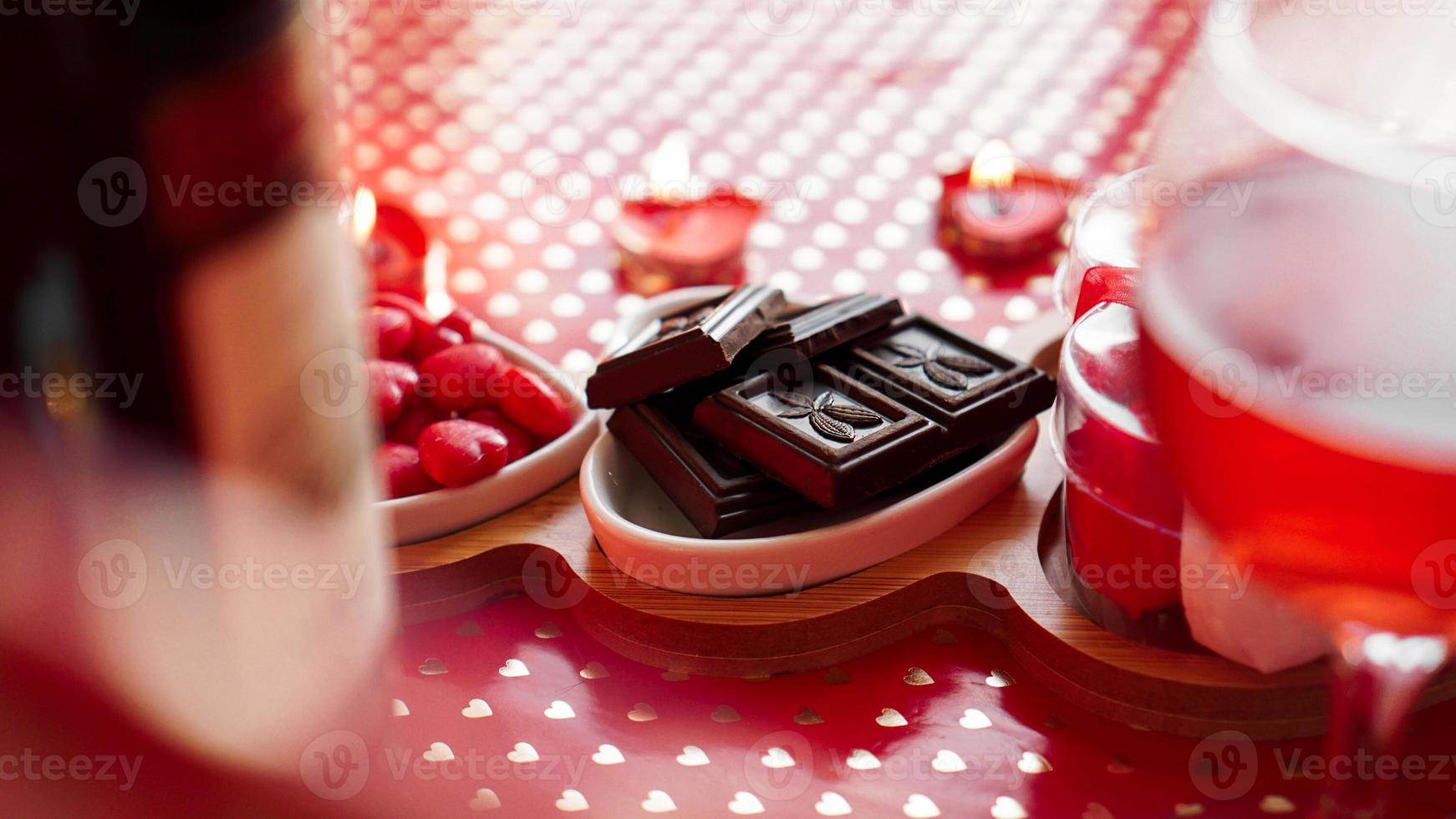 chocolates e doces em pratos em forma de coração foto