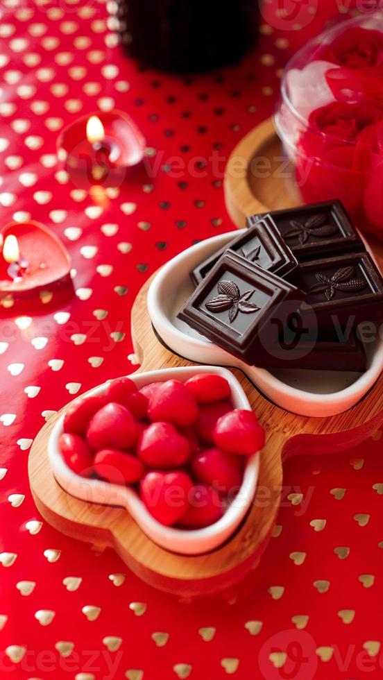chocolates e doces em pratos em forma de coração foto