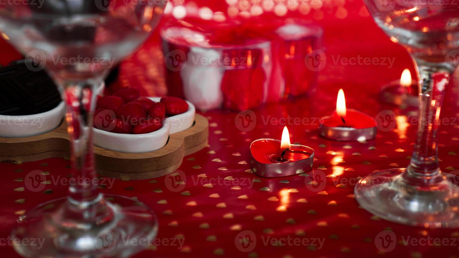 velas para o dia dos namorados, mesa com fundo vermelho festivo foto