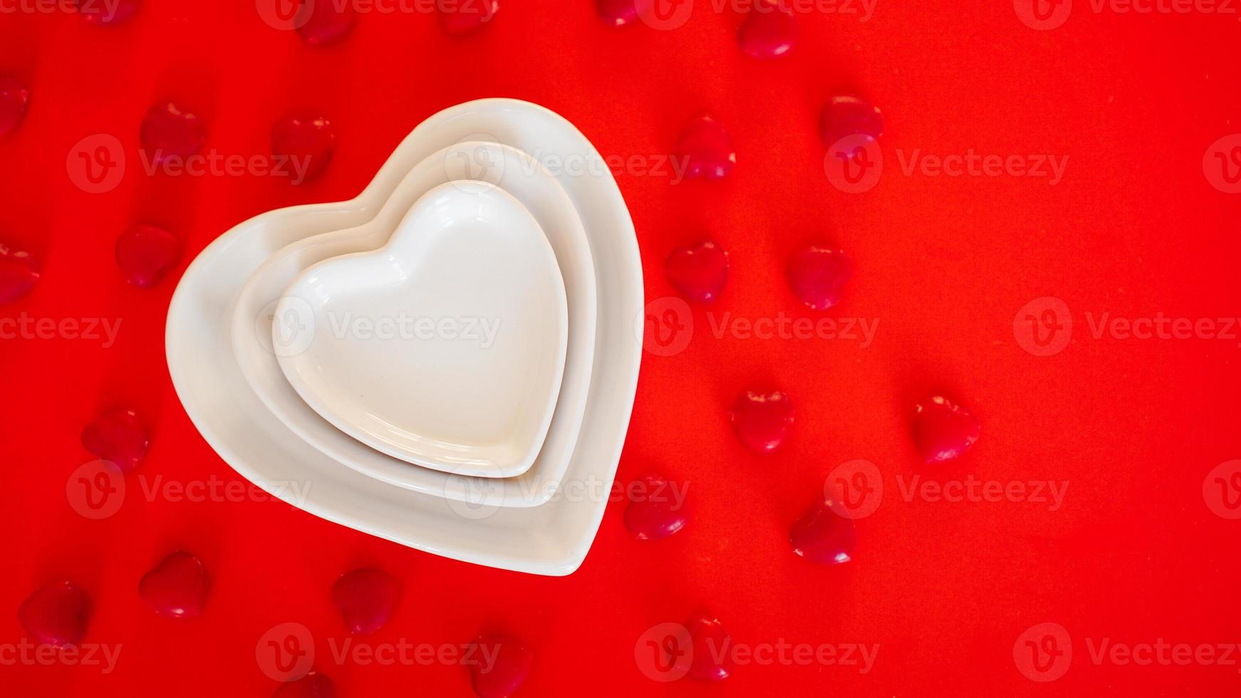 forma de coração placa branca sobre fundo vermelho foto