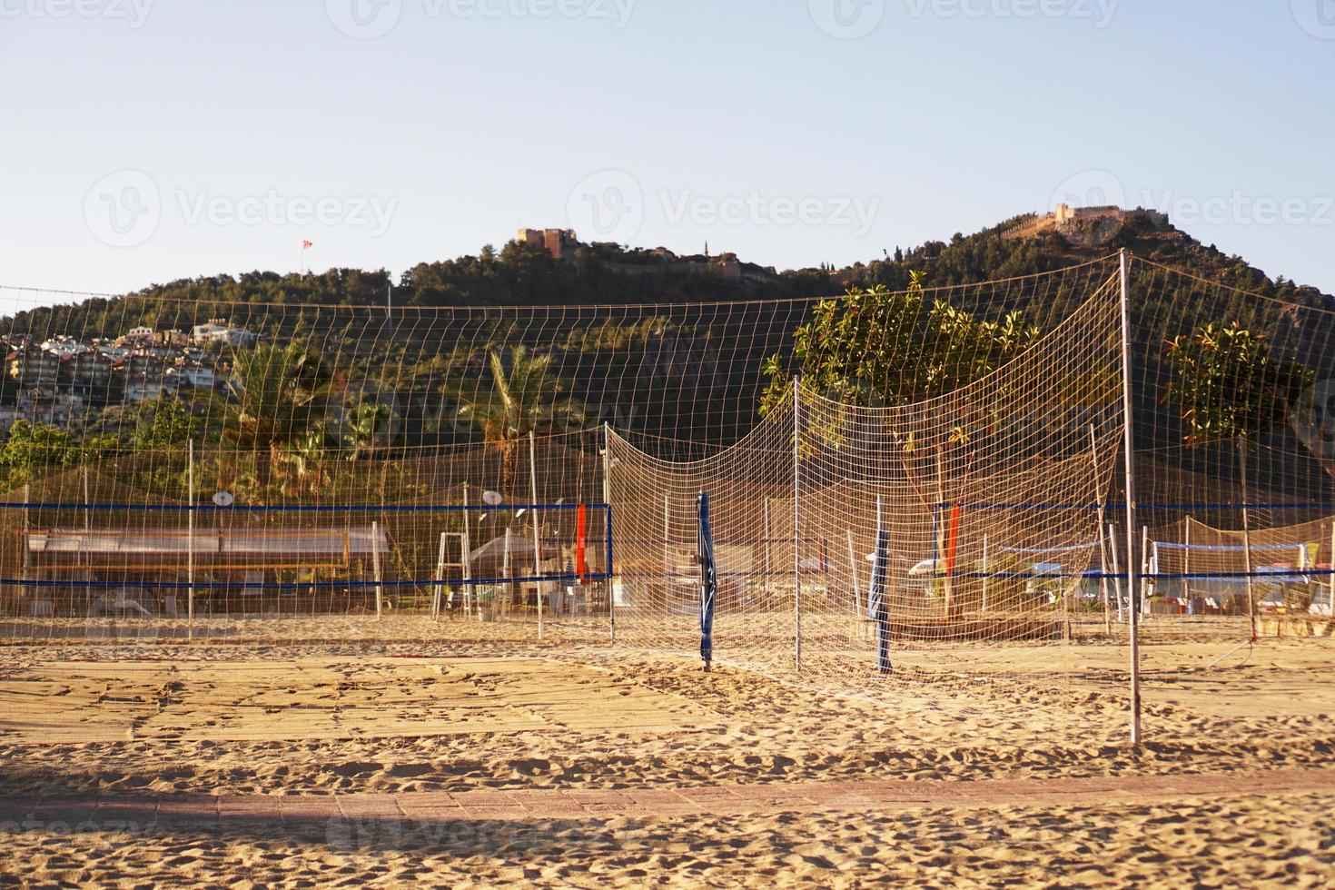 quadra de vôlei na praia em alanya, turquia. palmeiras e montanhas foto