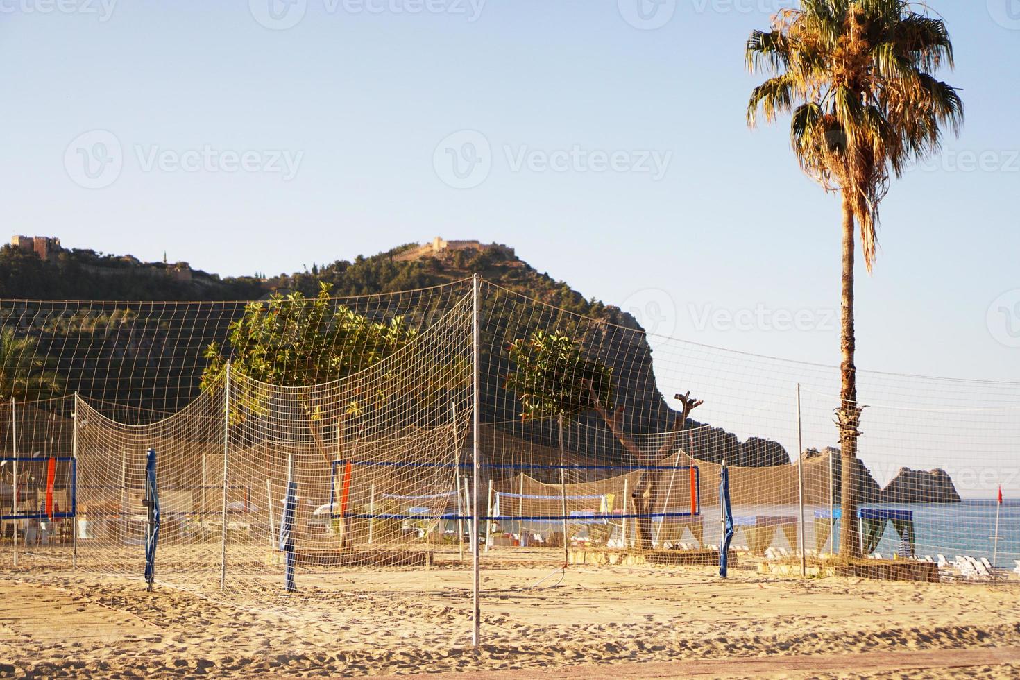 quadra de vôlei na praia em alanya, turquia. palmeiras e montanhas foto