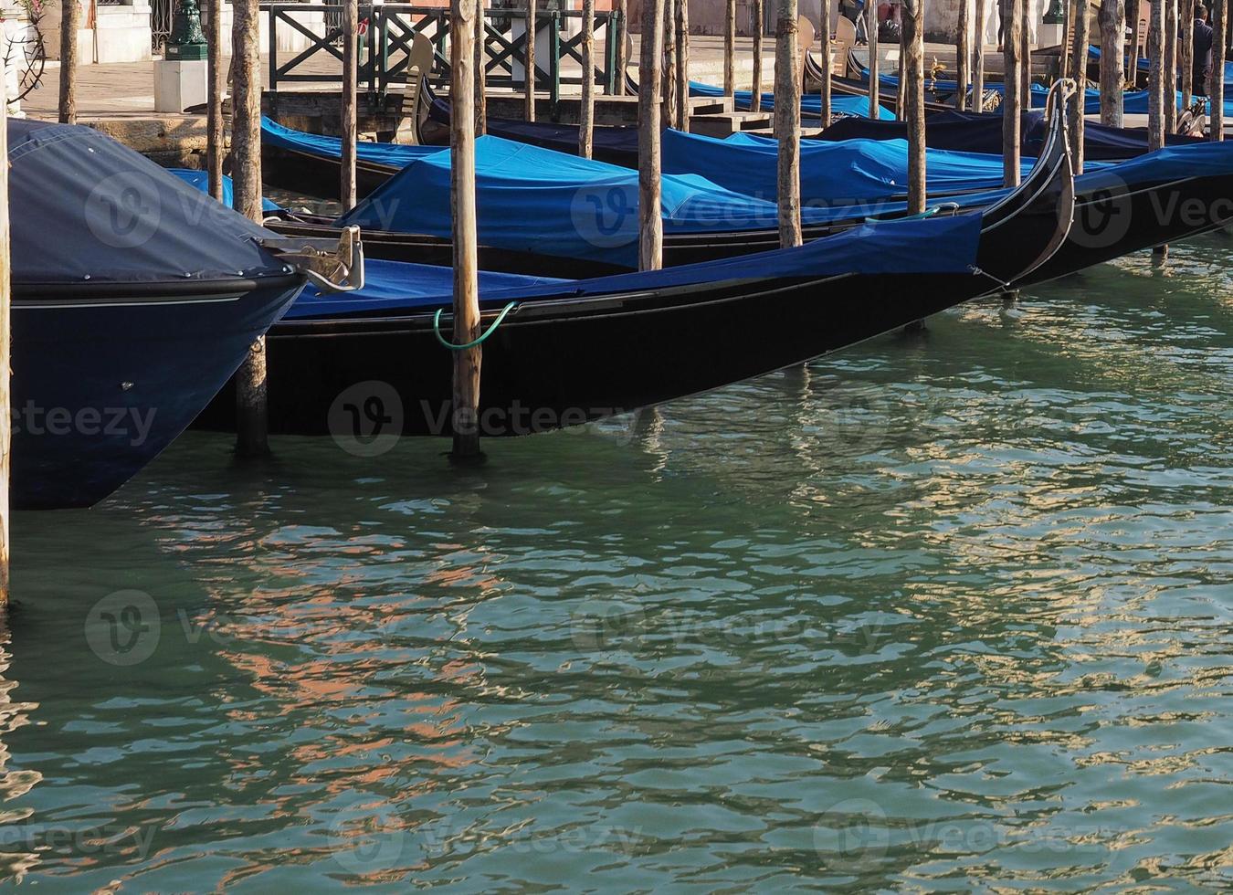 barco a remo gôndola em veneza foto