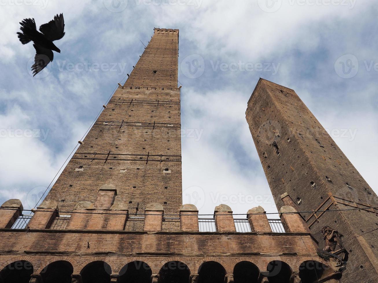 due torri duas torres em Bolonha foto