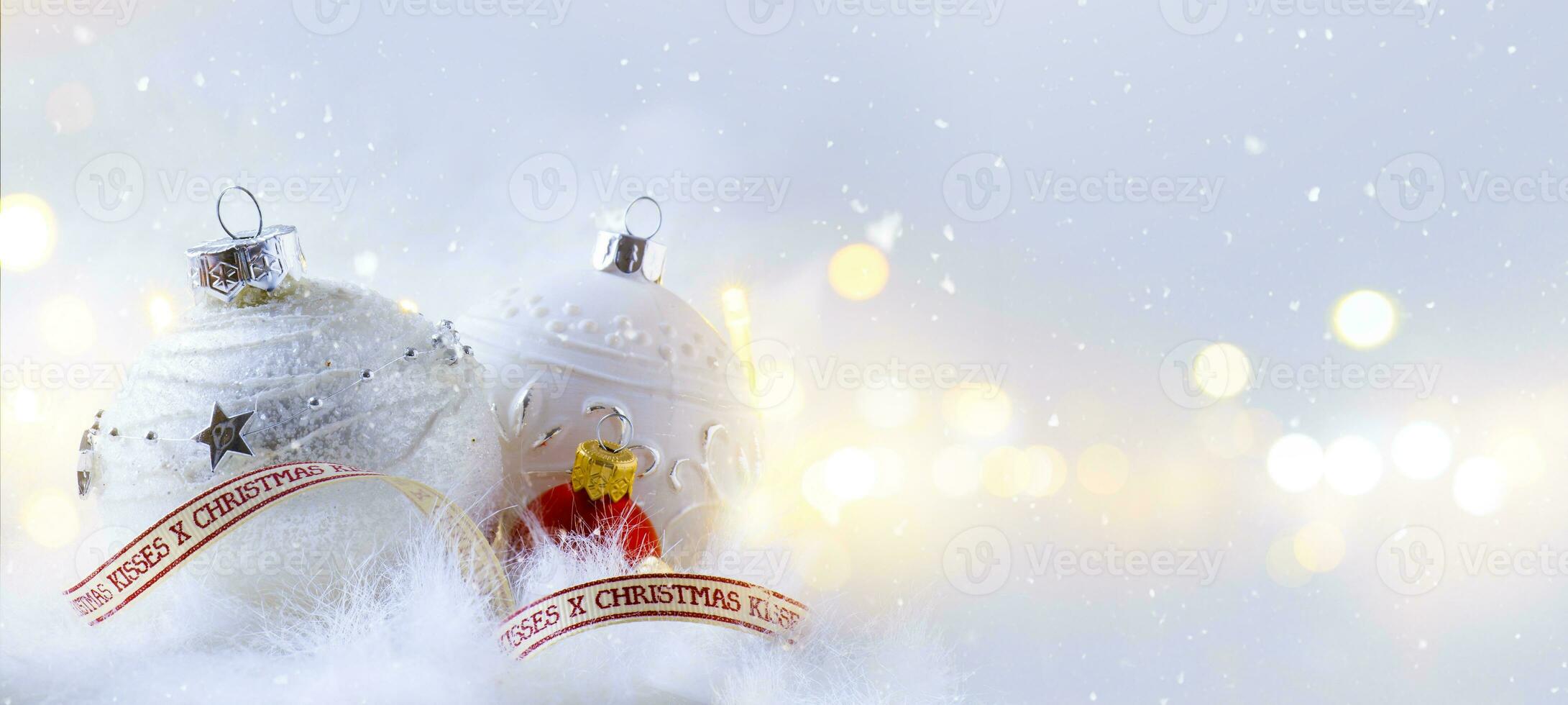 arte Natal cumprimento cartão ou bandeira projeto, feriados festa fundo com feriados decoração e Natal árvore luz foto