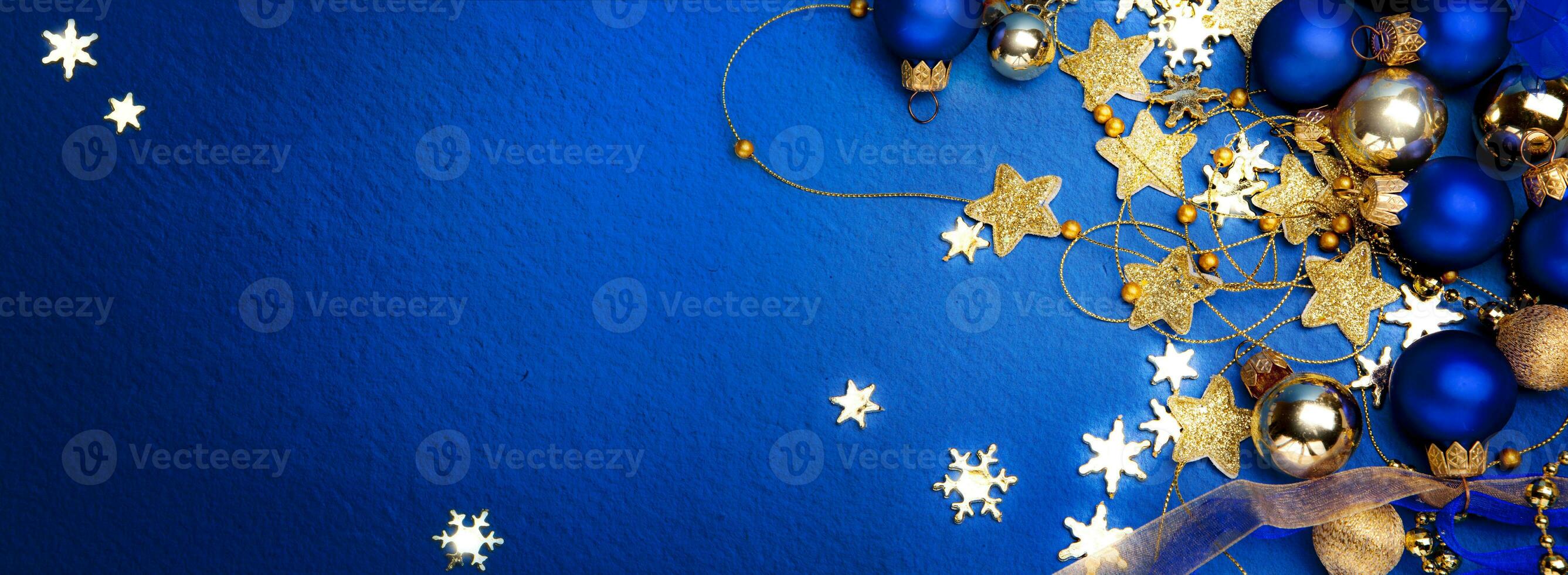 Natal bandeira ou cumprimento cartão Projeto. Natal árvore ramo decorado dourado cor bolas e estrelas em azul fundo. Largo natal bandeira brincar, cabeçalho, folheto foto