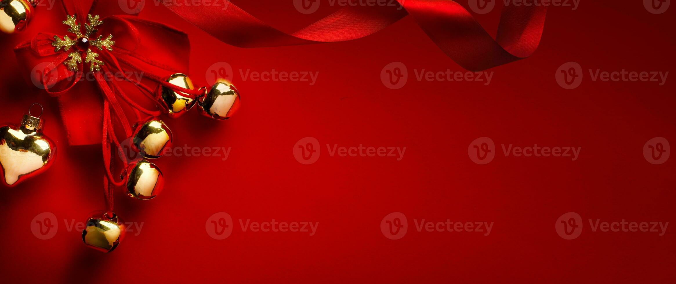 Natal cumprimento cartão ou feriados bandeira projeto, dourado Natal árvore decoração e seda fita em vermelho fundo, cópia de espaço foto