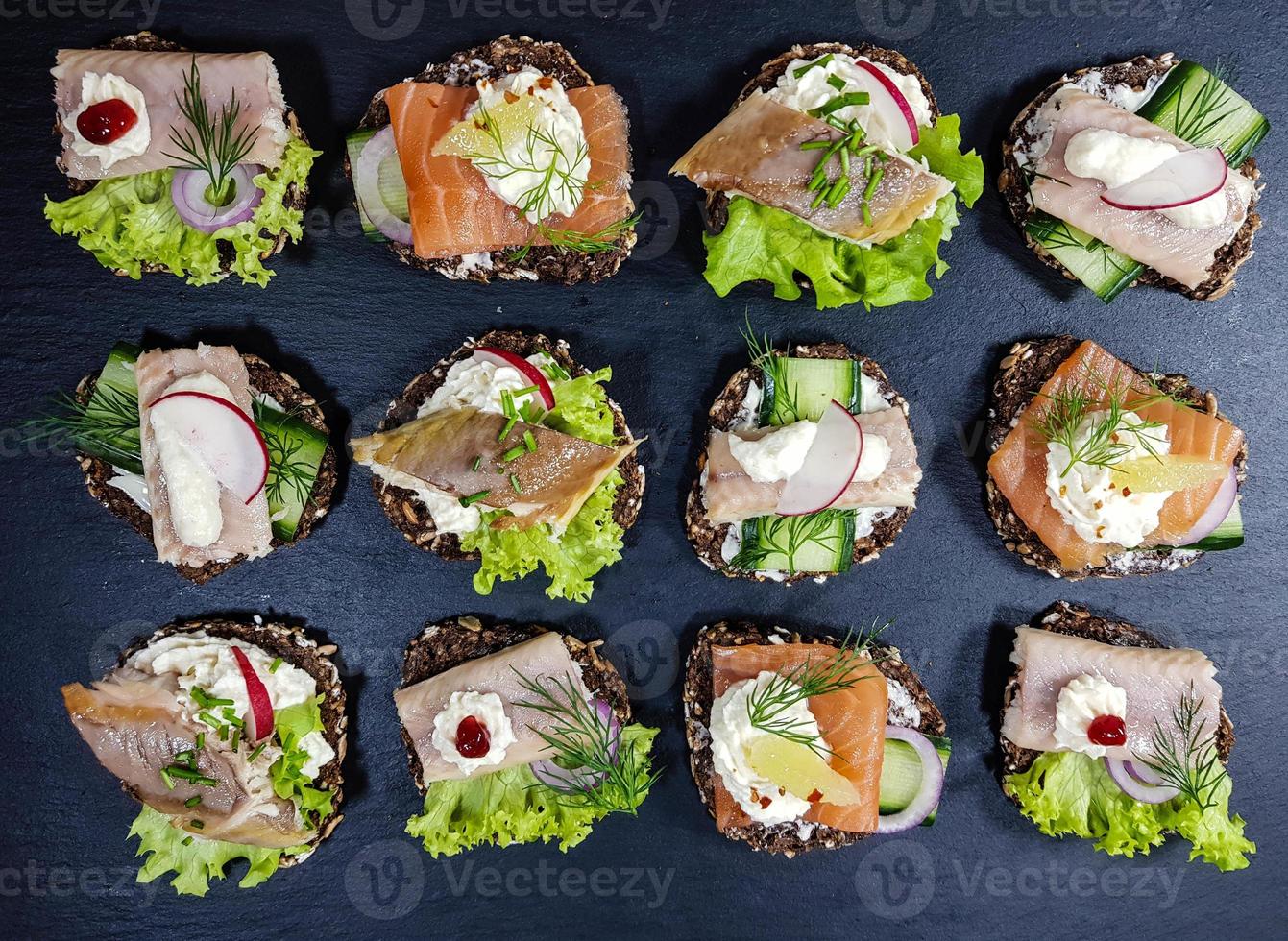 peixes defumados diferentes canapés foto