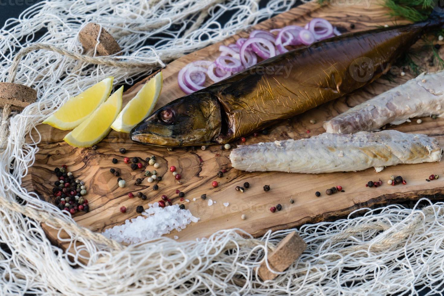 peixes defumados diferentes canapés foto