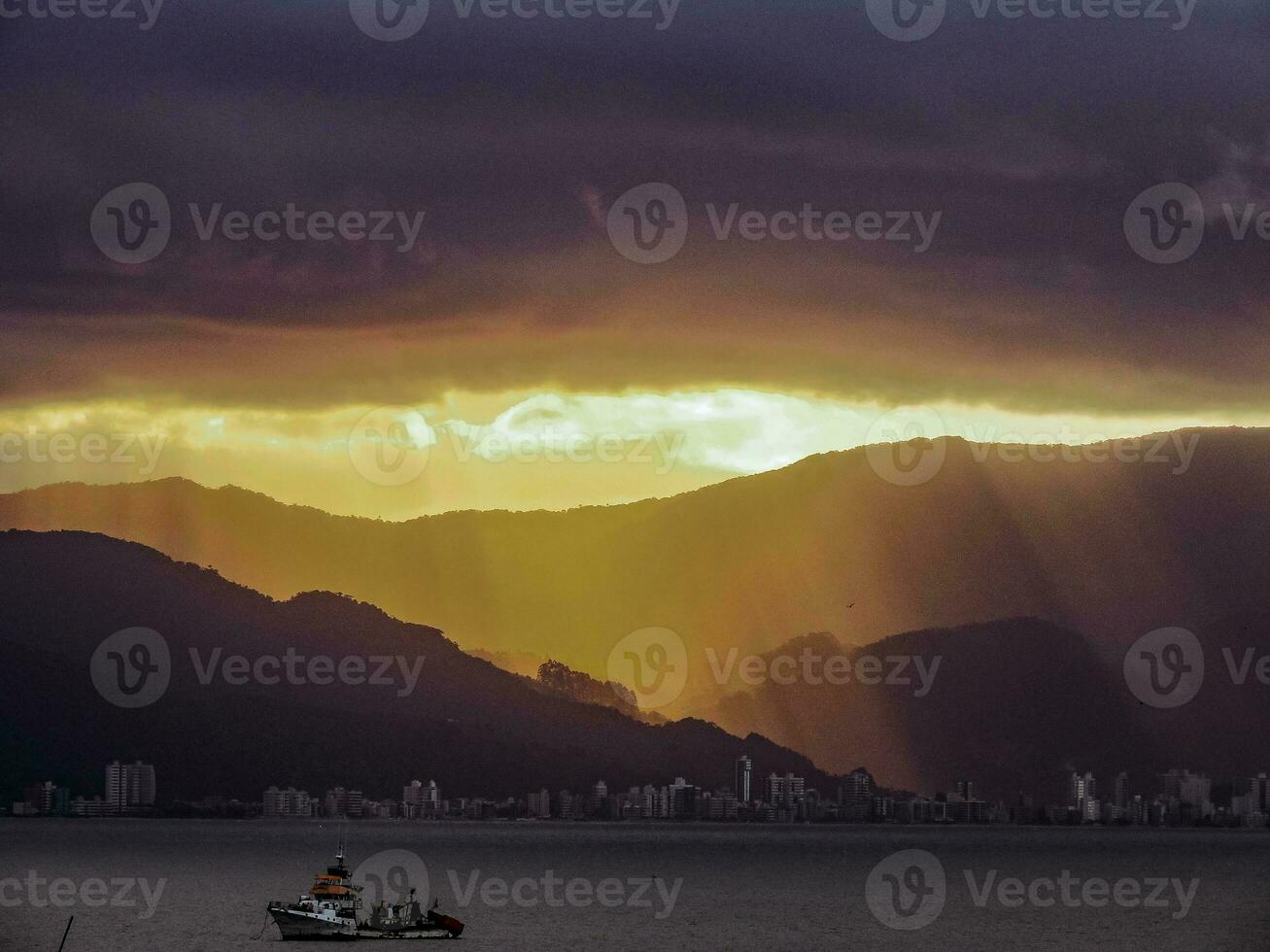 pôr do sol sobre a mar e montanhas, rio de janeiro, Brasil foto