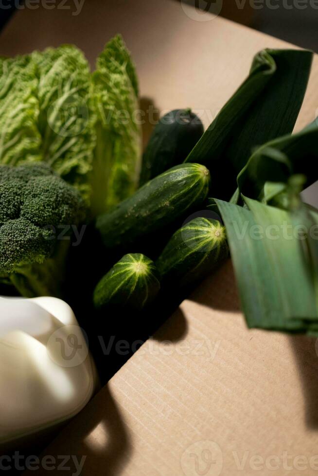 fechar acima do fresco verde legumes dentro caixa em de madeira mesa, saudável Comida conceito foto