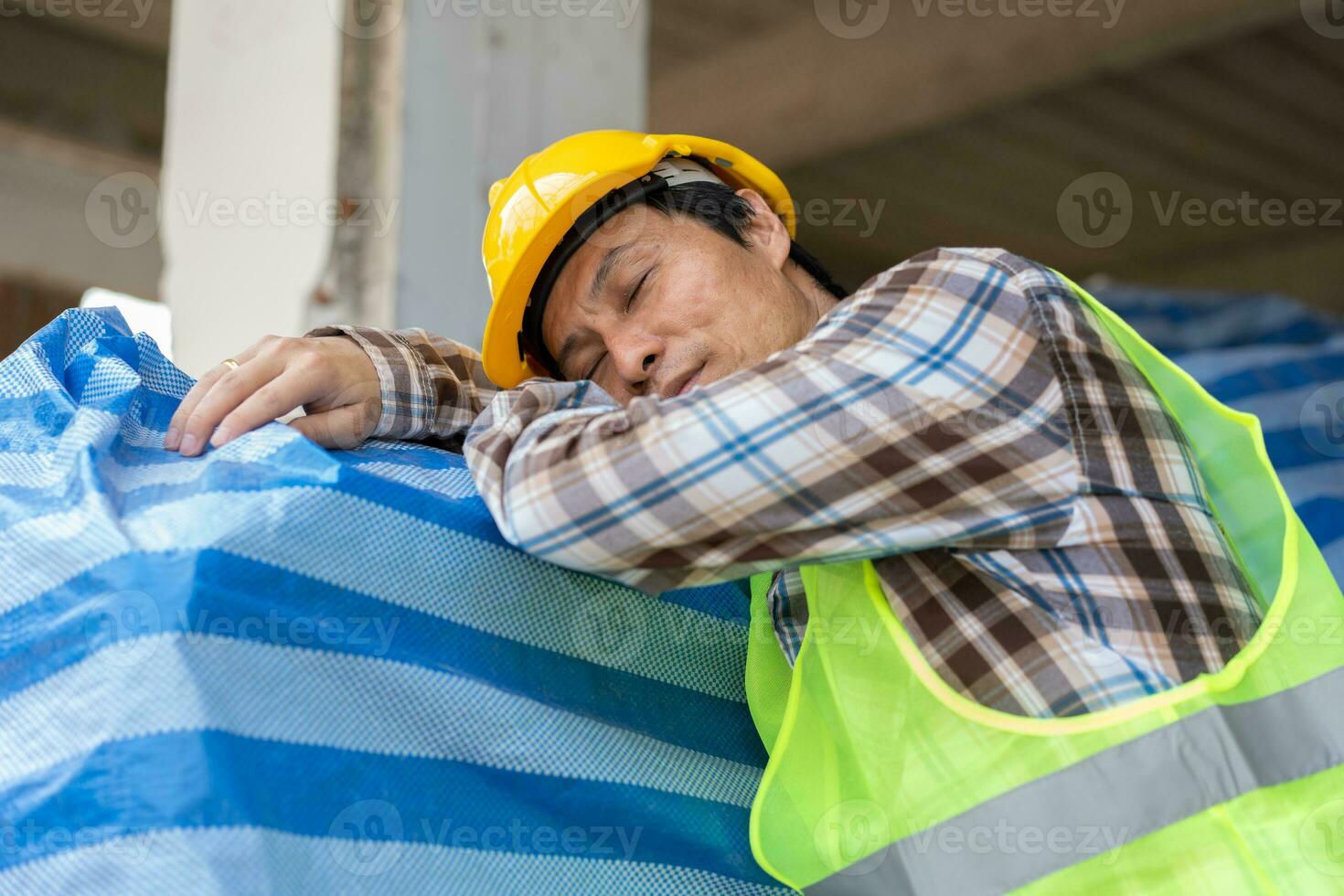 construção trabalhador com branco segurança capacete levar uma sesta Porque tão estão cansado a partir de trabalhando dentro a quente Sol em construção site, dormindo durante trabalhar, dormir às ambiente de trabalho, sobre Tempo funcionário. cópia de espaço foto