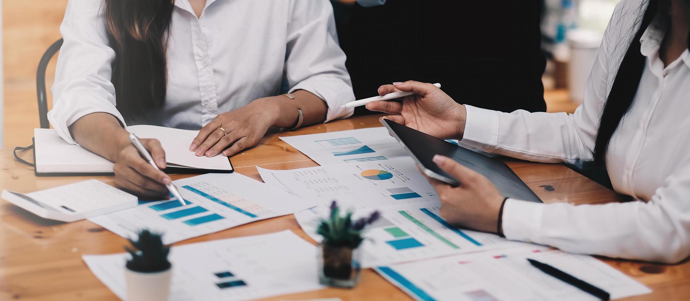 jovens de empresários encontrando conferência discussão corporativa foto