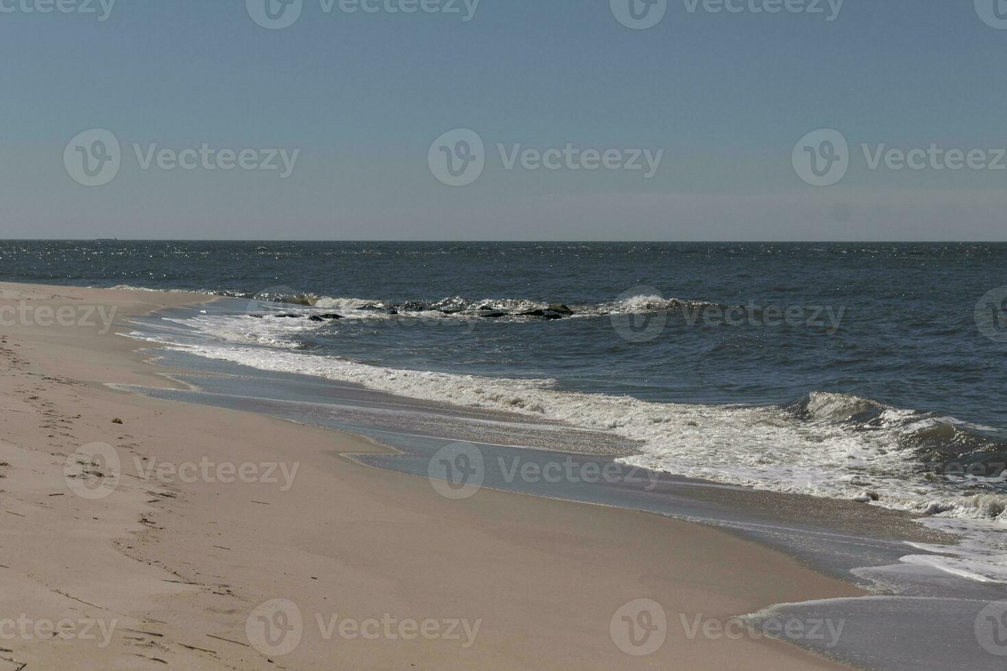 isto é pôr do sol de praia às capa pode Novo jérsei. a lindo areia lays todos por aí com diferente tons do Castanho mostrando Onde a ondas tocado. a cristas do a surfar mostrando a marés do a mar. foto