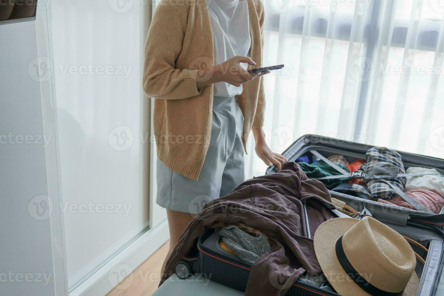 ásia menina preparando período de férias dentro quarto. mulher fazendo lista de controle antes feriados viagem foto