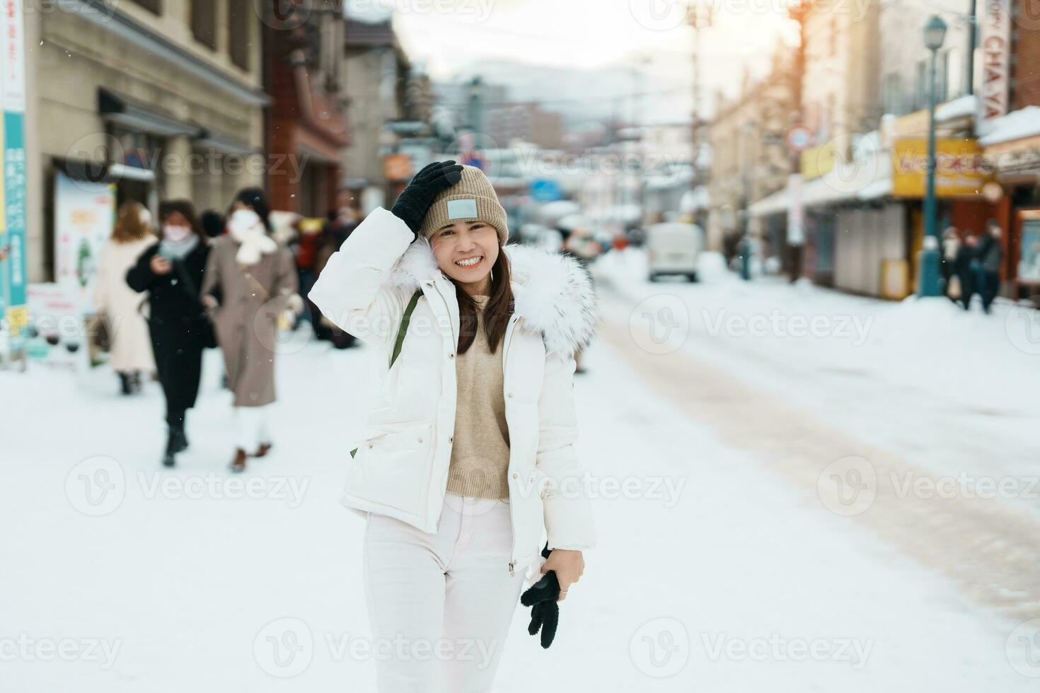 mulher turista visitando dentro otaru, feliz viajante dentro suéter passeios turísticos otaru cidade com neve dentro inverno temporada. ponto de referência e popular para atrações dentro Hokkaido, Japão. viagem e período de férias conceito foto