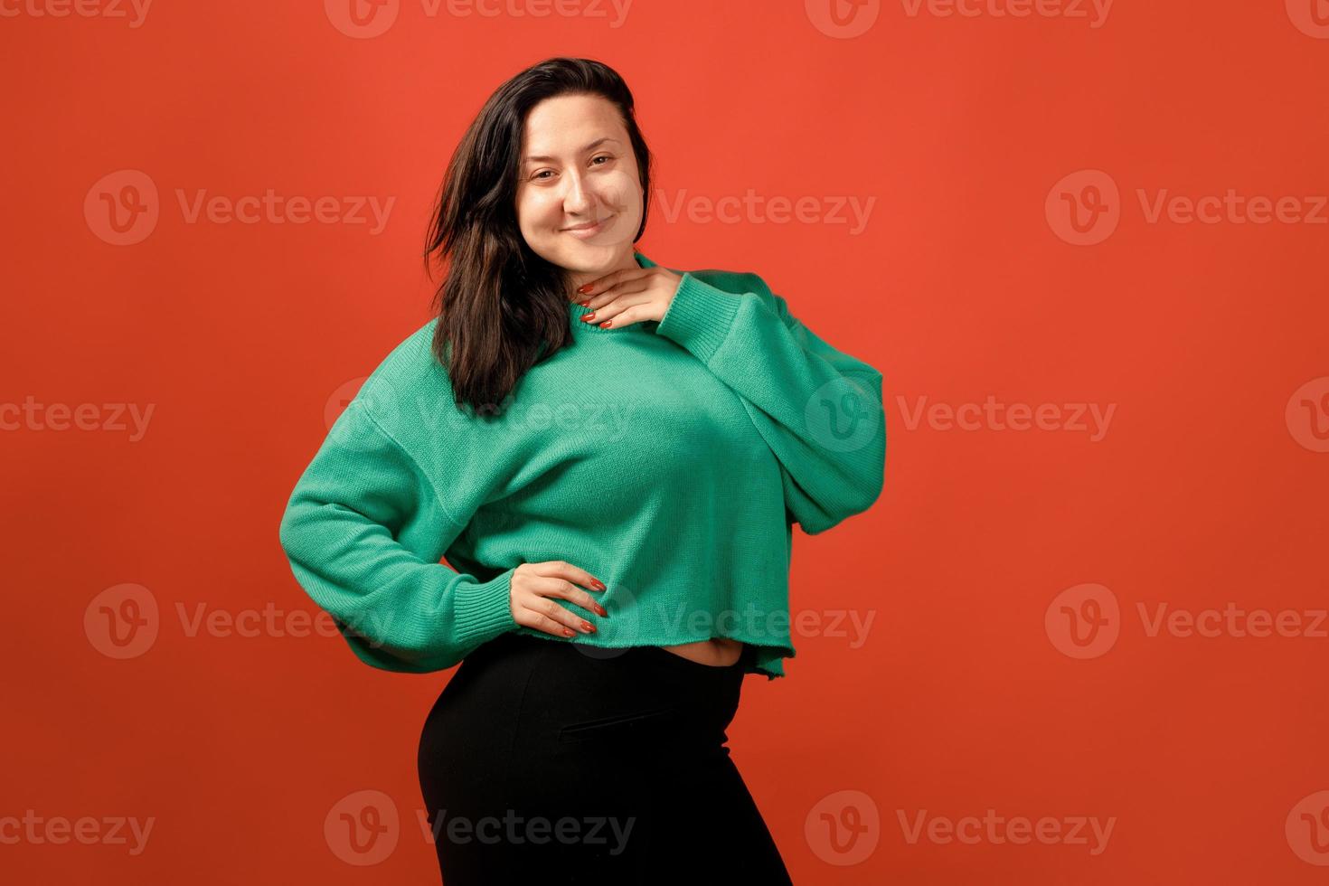 mulher feliz plus size positiva no estúdio foto