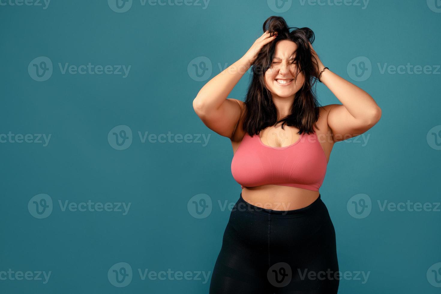 mulher feliz plus size positiva no estúdio foto