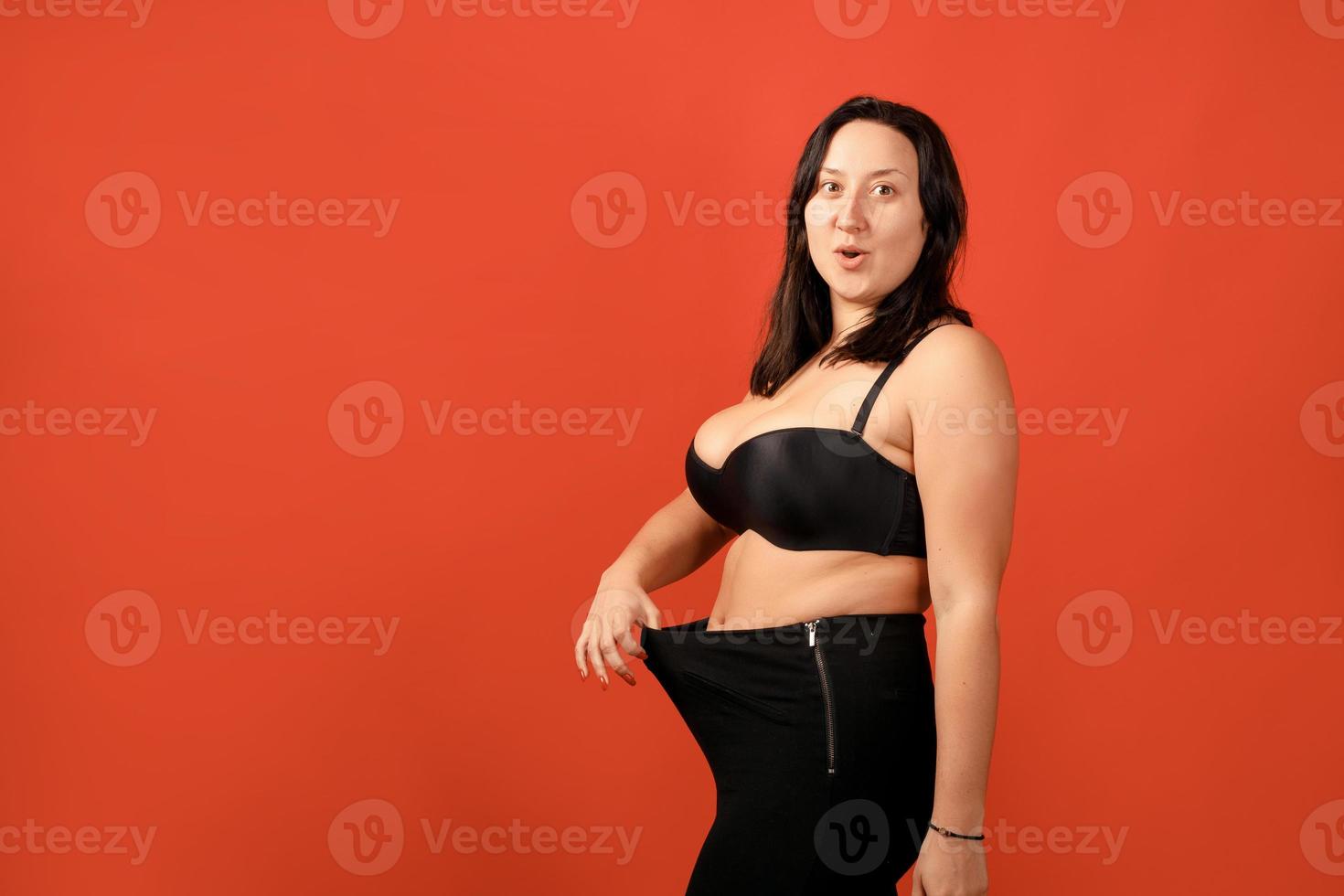 mulher feliz plus size positiva no estúdio foto