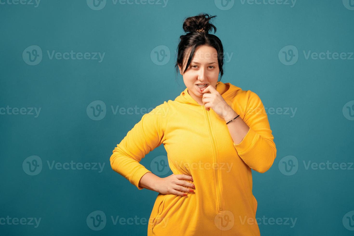 mulher feliz plus size positiva no estúdio foto