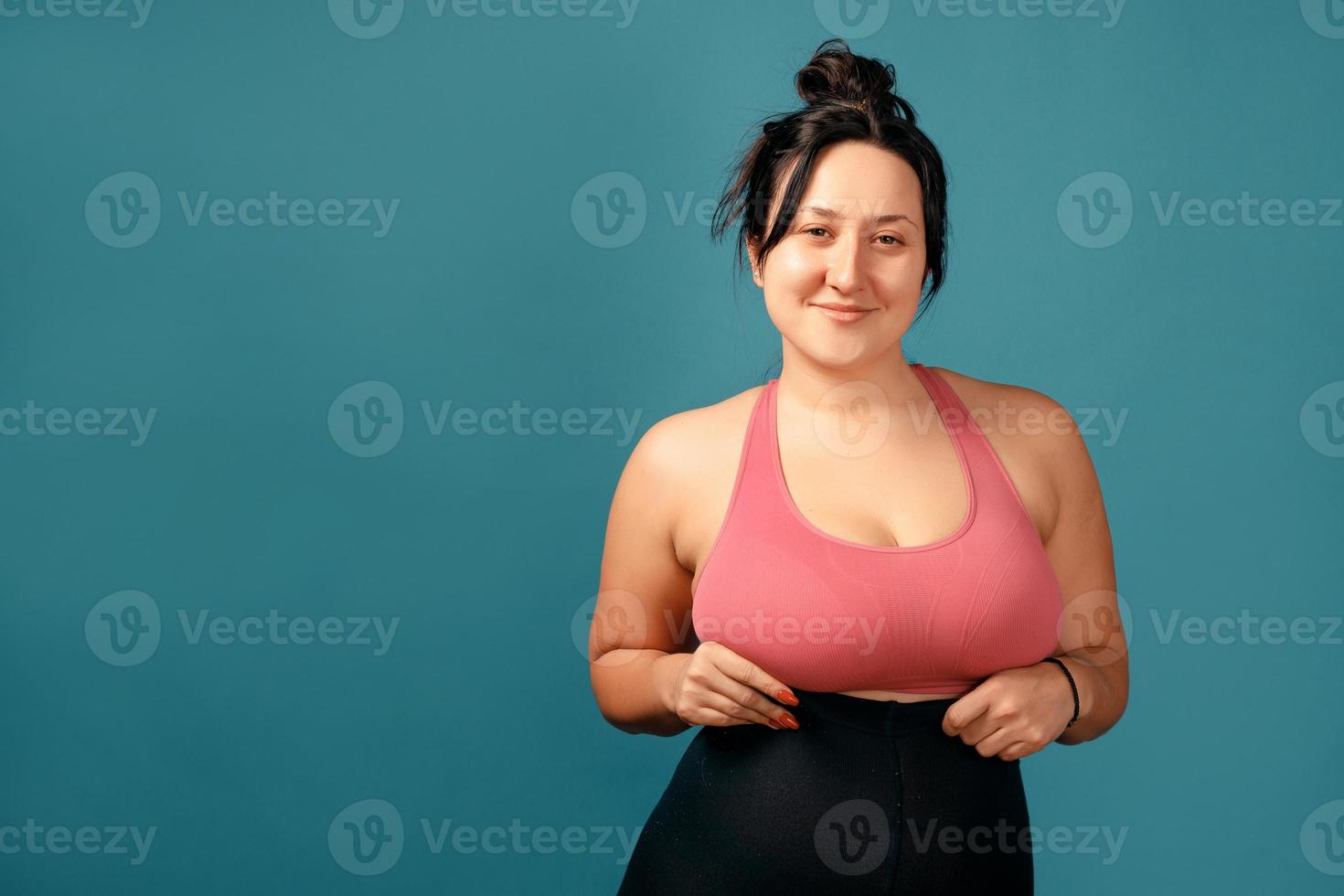 mulher feliz plus size positiva no estúdio foto