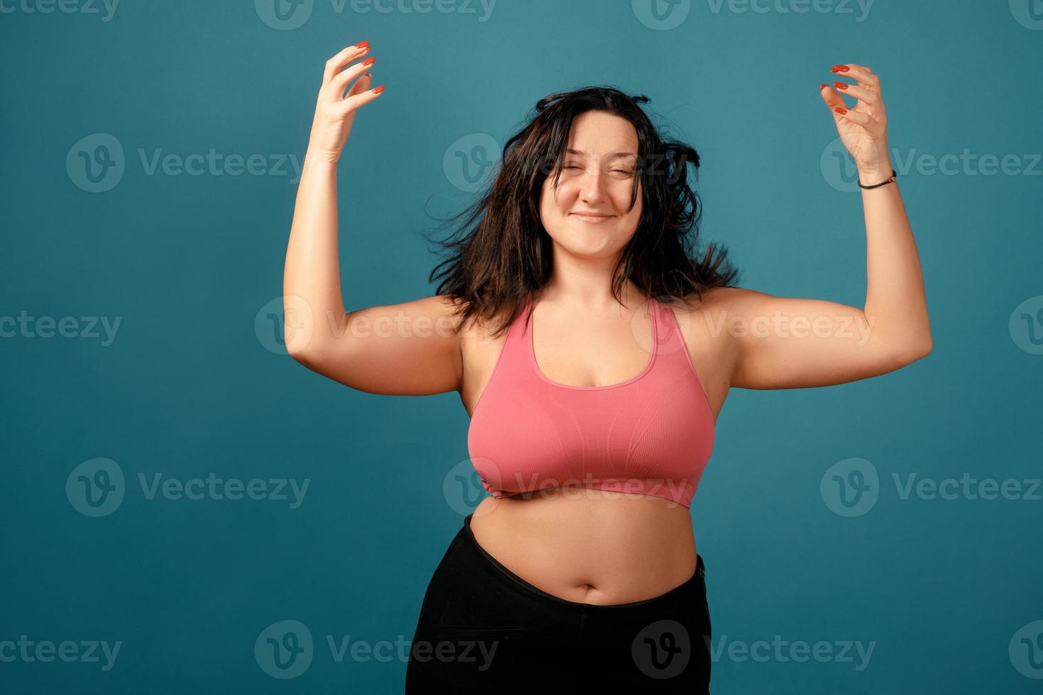 mulher feliz plus size positiva no estúdio foto