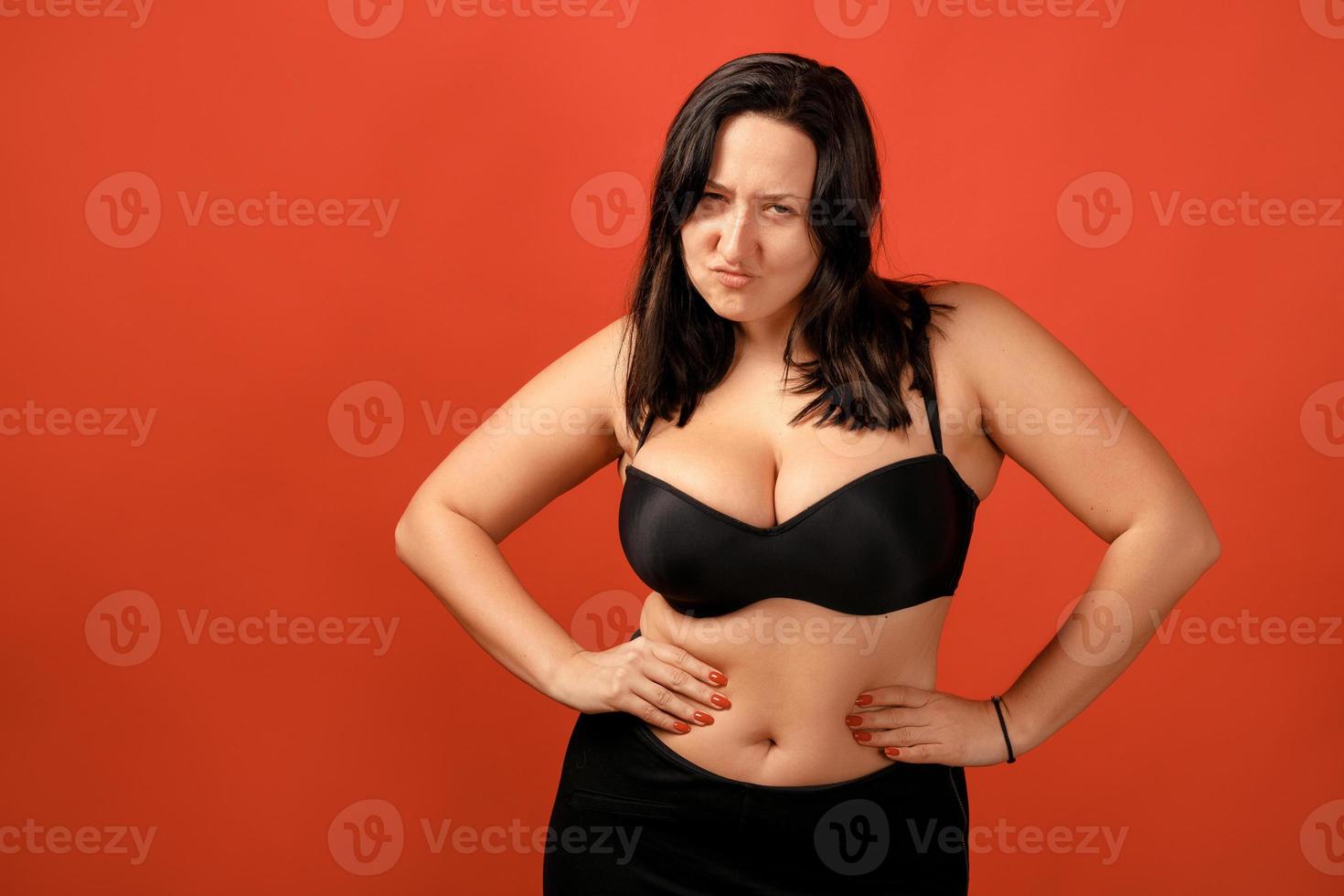 mulher feliz plus size positiva no estúdio foto