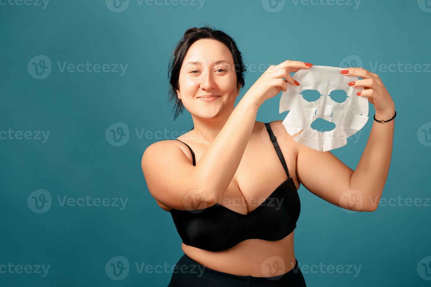 menina feliz plus size fazendo a divisão completa. cuidados com a pele foto