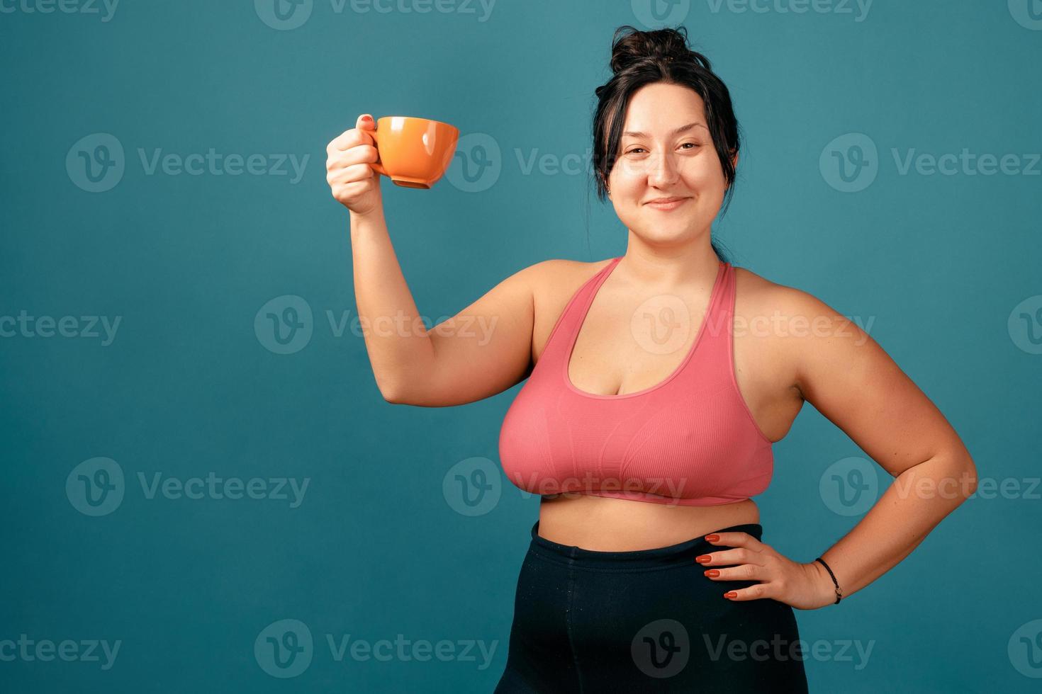 mulher feliz plus size positiva com copo foto