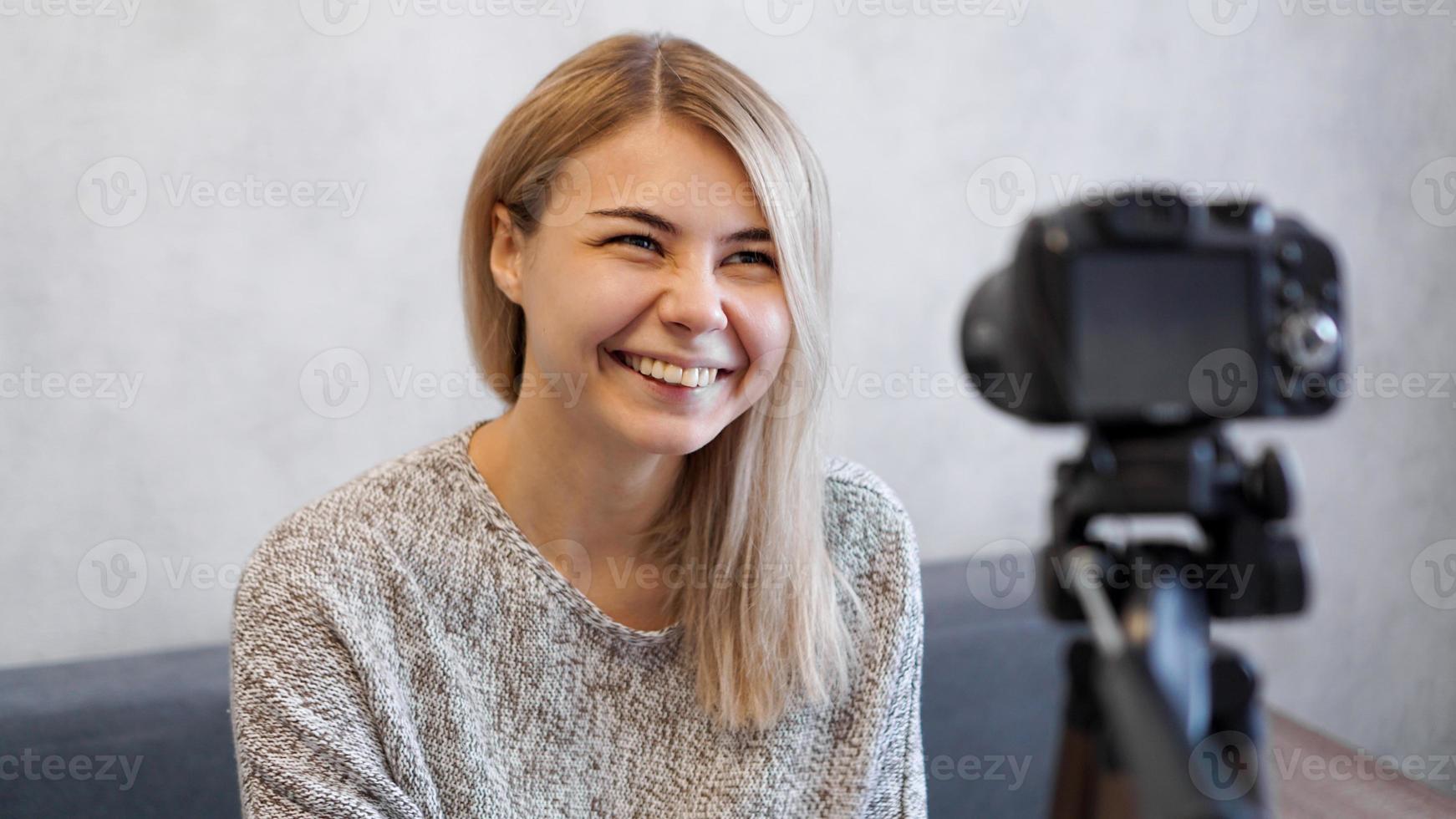 blogueira alegre gravando vídeo foto