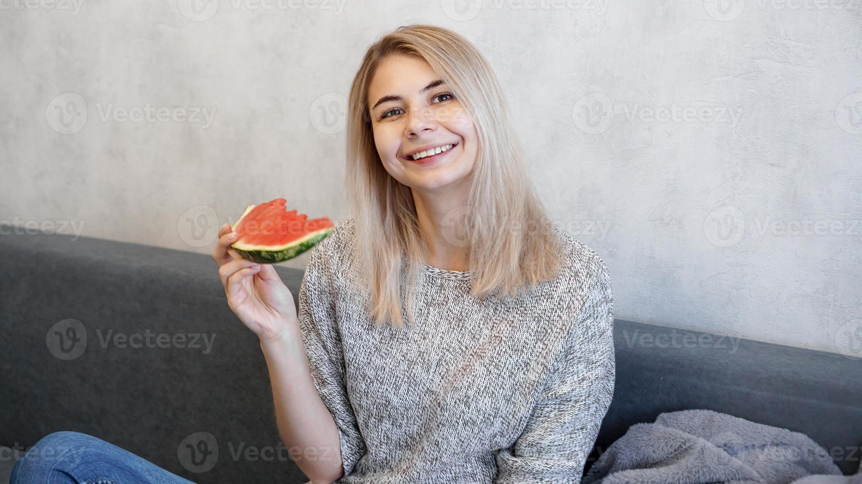 jovem mulher atraente comendo melancia foto