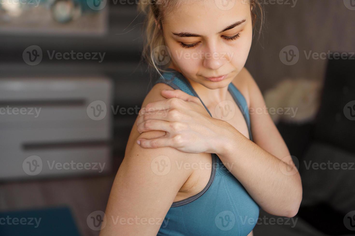 mulheres vestindo macacões esportivos sentindo dor no ombro após o exercício foto