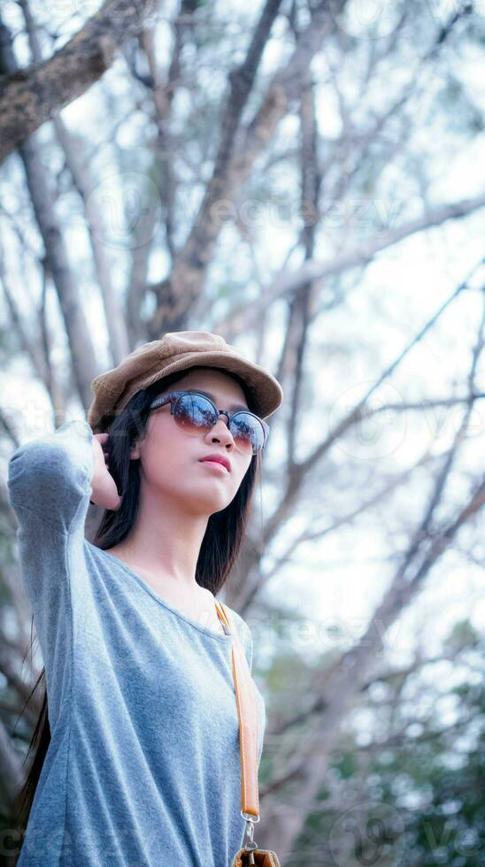 fêmea mulher pessoa senhora pessoas humano moda retrato lindo bonita estilo de vida modelo em pé fofa vestem pano oculos de sol fundo ao ar livre rua face período de férias feriado sorrir viagem morena cidade foto