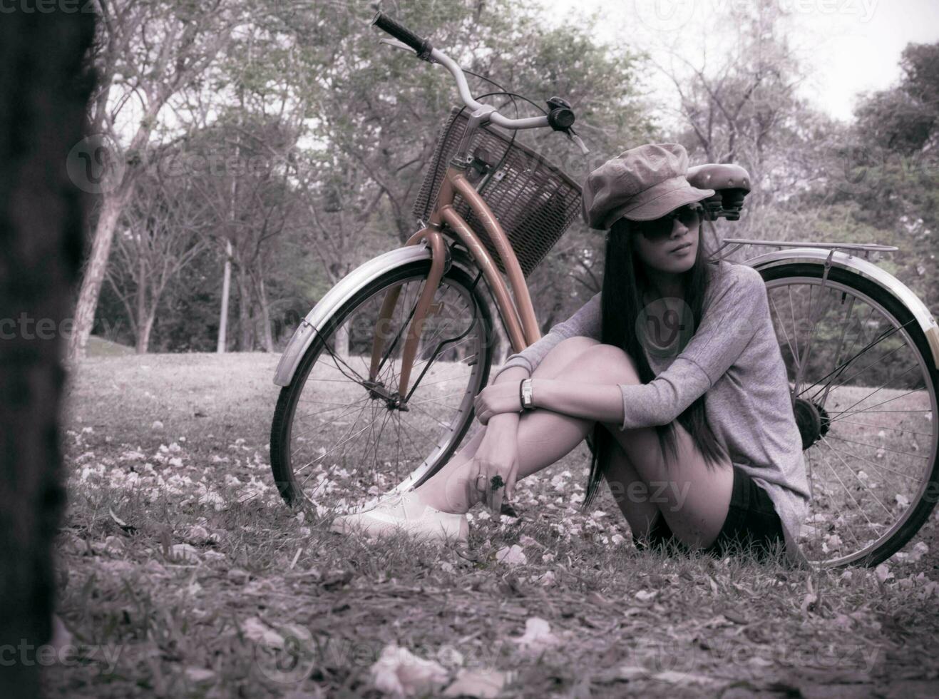 fêmea mulher senhora pessoa pessoas sentar bicicleta ao ar livre jardim meio Ambiente natureza parque cópia de espaço bicicleta inverno Primavera verão estação feliz vestem oculos de sol chapéu retrato menina prazer aposentadoria lindo foto