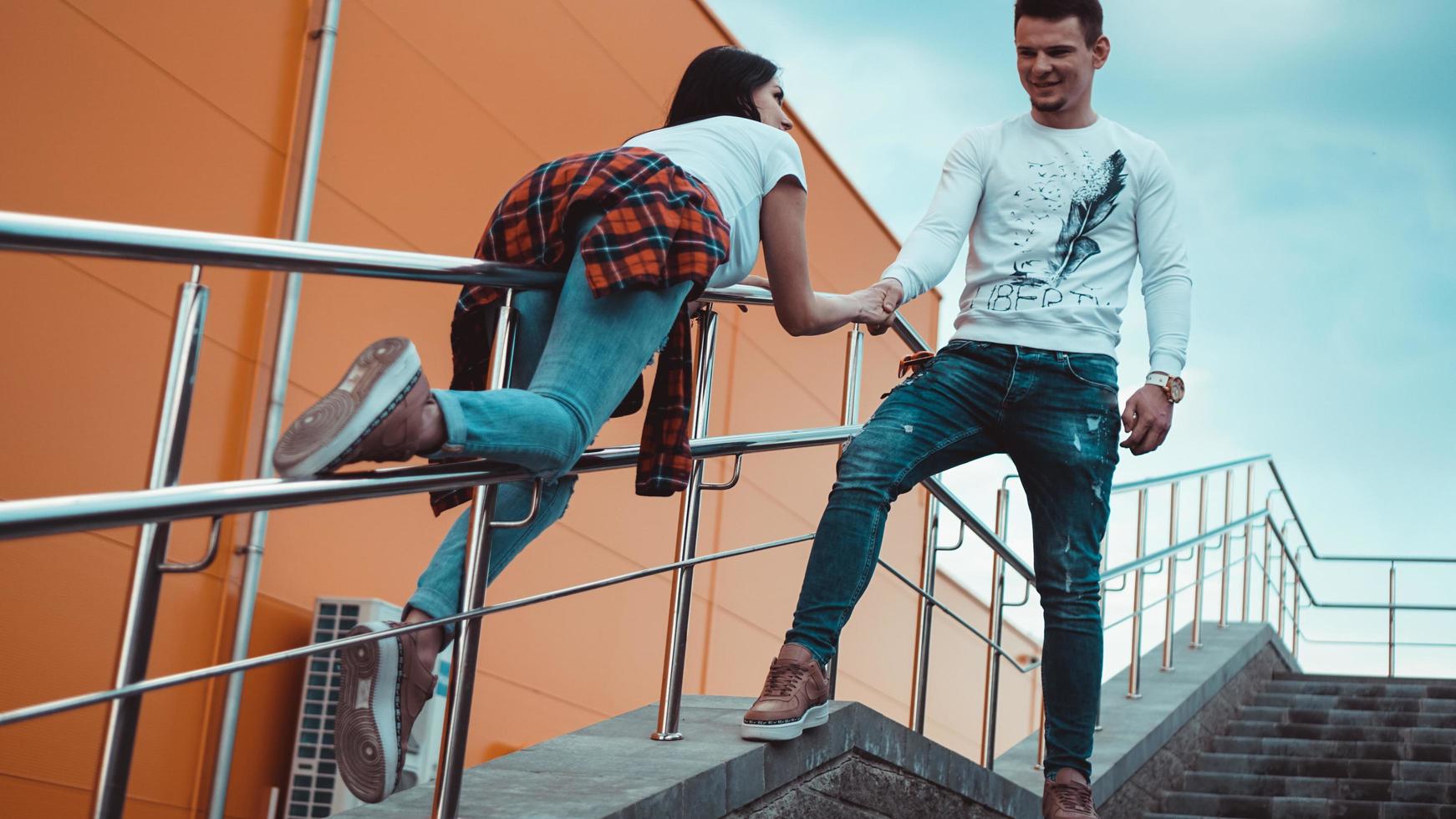 jovem casal apaixonado e sorridente, homem segurando a mão de uma mulher atraente foto