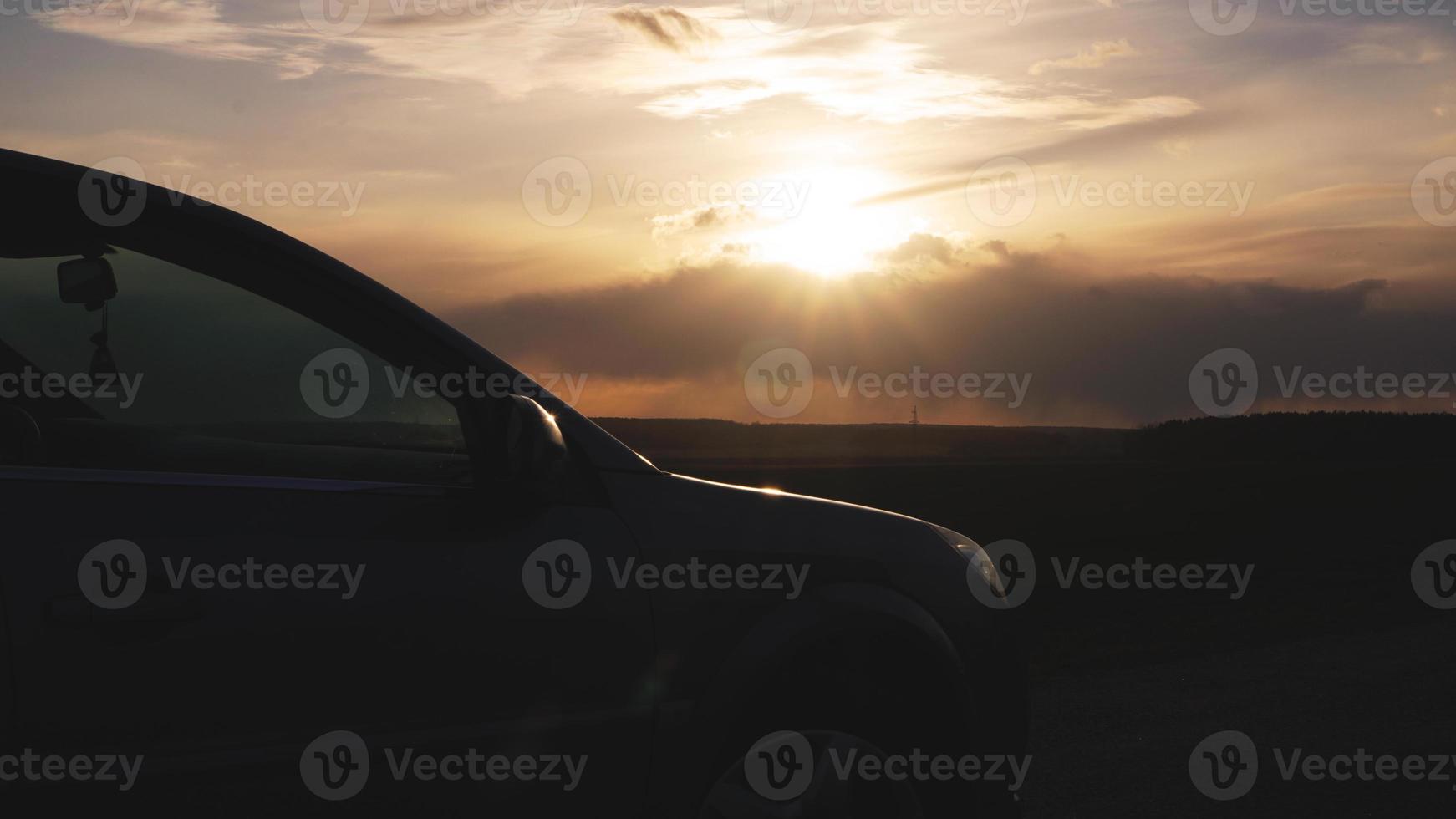 carro de turismo na rodovia com paisagem do pôr do sol foto