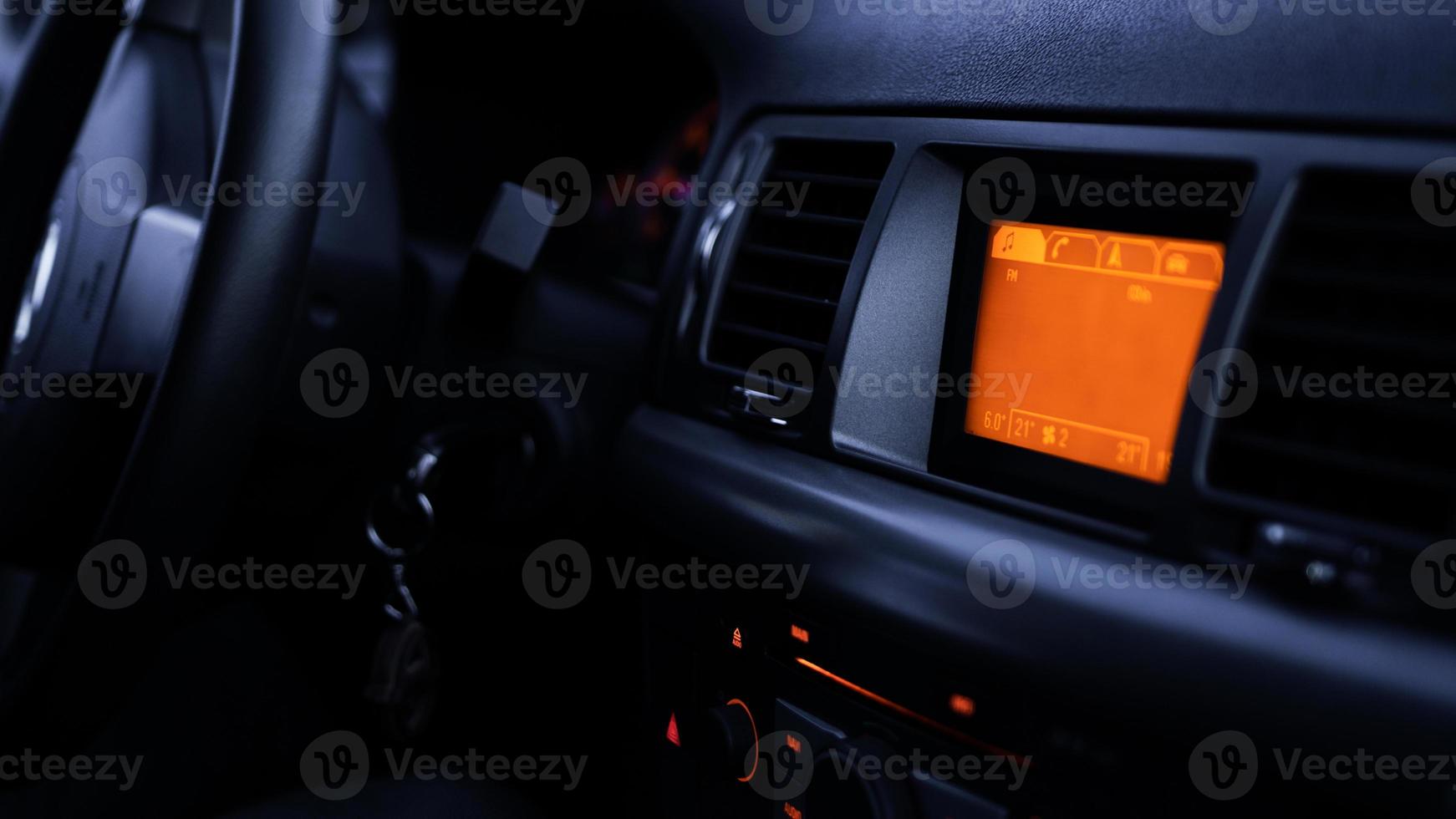 botões do rádio, painel, controle de temperatura no carro de perto foto