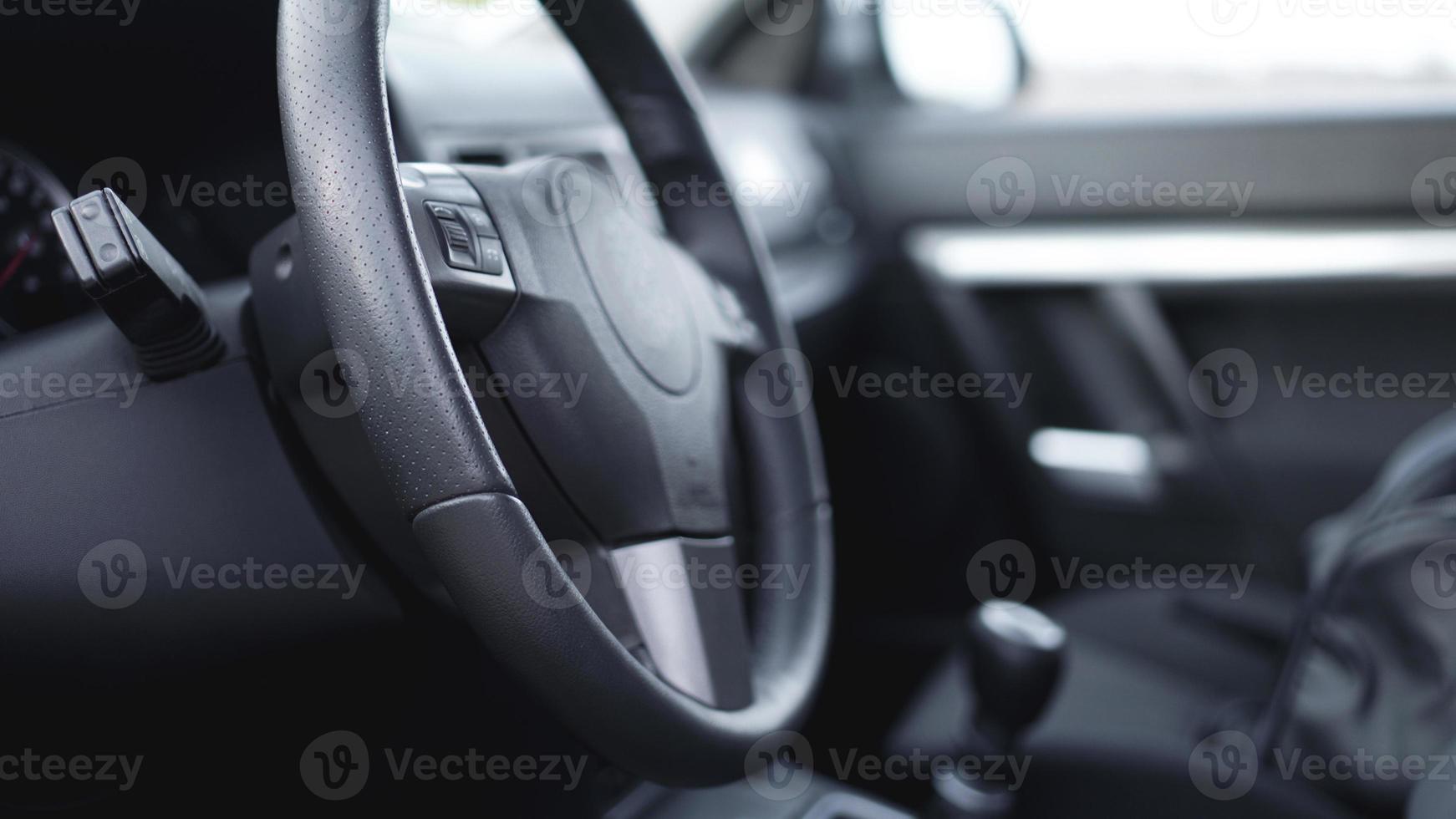 vista interior do carro com salão preto. volante foto