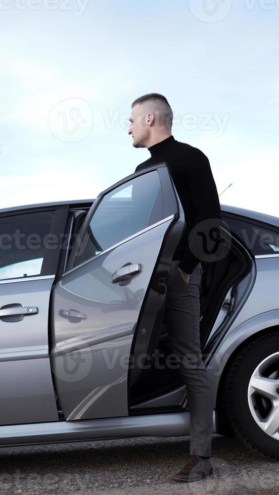 homem bonito perto do carro. vida de luxúria. foto