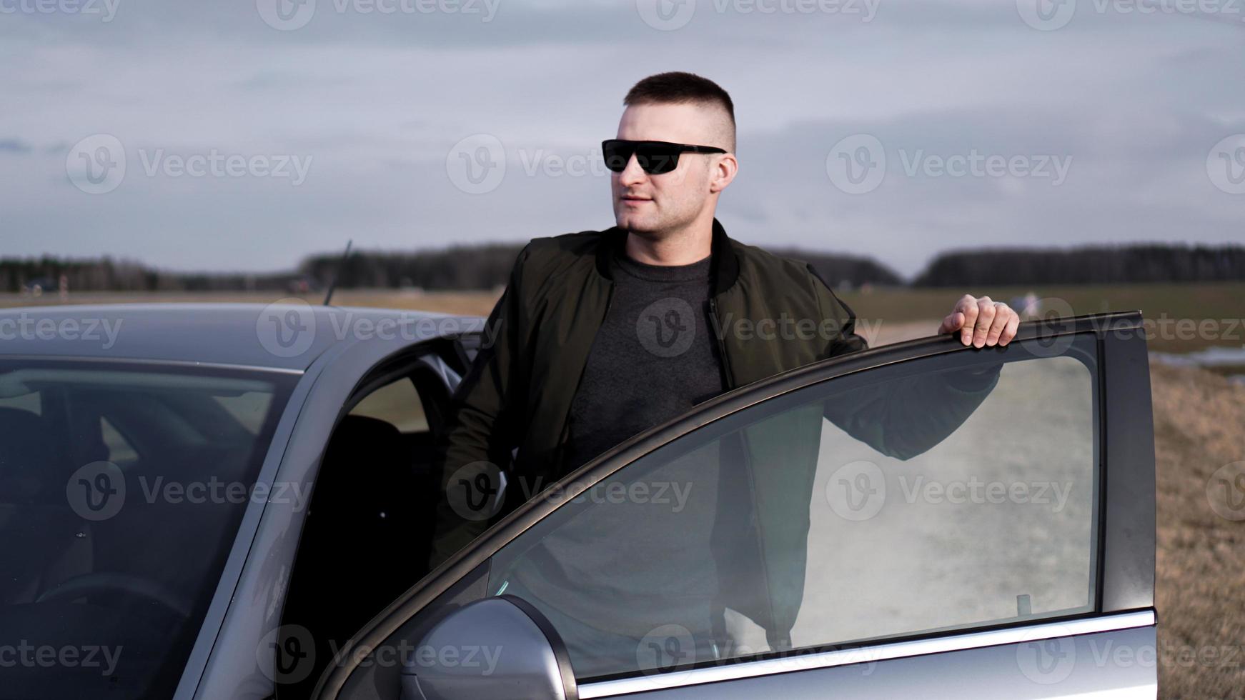 homem bonito perto do carro. vida de luxúria. foto