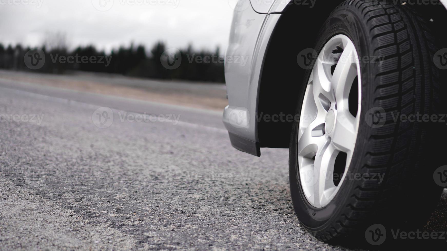 roda do carro prateado na estrada. foto em tons de cinza
